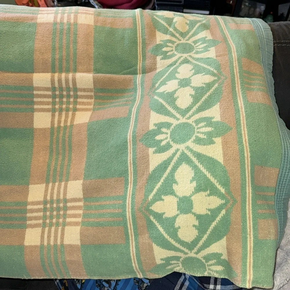 Beacon Vintage Green, Cream & Brown Plaid Camp Blanket Cozy Retro Size 70”x70”